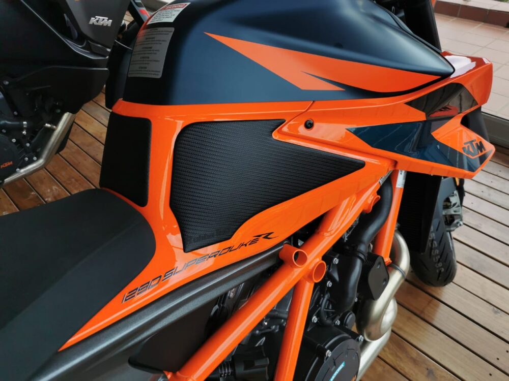 KTM SUPER DUKE 1290 KNEE PADS | Tank Pads | Rubbatech Tank Protection